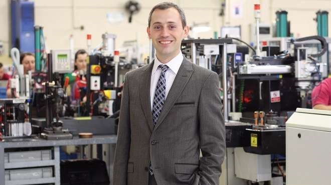 17- Selim Baykal (37), Seger Korna Ynetim Kurulu Bakan  <p>  Hem retimde hem de korna ticaretinde dnya apnda varlk gsteren yzde 100 yerli sermayeli Seger Korna, dnyada nemli ara reticileri ile yapt anlamalarla elektrikli ve haval korna retiminde nemli bir marka. Selim Baykal, bu baarl markann gen yneticisi. Baykal, zellikle elektromanyetik kornalarn yaam mrn artran, ar evre koullarnda dahi yksek performansla alan rnlerin Ar-Ge almalarna arlk veriyor. En son Tesla S modelinin kornasn da reten irket, gelecekte dnya pazarlarnda sesi en ok kan marka olma yolunda ilerliyor.