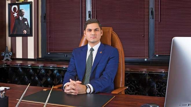 23- Murat zdilek (33), zdilek AVM<p>    2015 yl sonunda 984 milyon lira olan cirosunu 2016 ylnda yzde 18,3 artla 1 milyar 164 milyon liraya tayan zdilek Grubu&#8217;nun gen yneticisi Murat zdilek, be yl iinde Nide, Aksaray ve Amasya ehirlerinde yatrmlara arlk verecek. Bymeyi perakende operasyonlarnda yakalayan grubun, 100 milyon dolar yatrm hedefi var. Havlu ve bornoz retiminde Avrupa'nn en byk kapasitesine sahip tesis olan zdilek grubu 2017 sonuna kadar yzde 27 gelir art bekliyor.