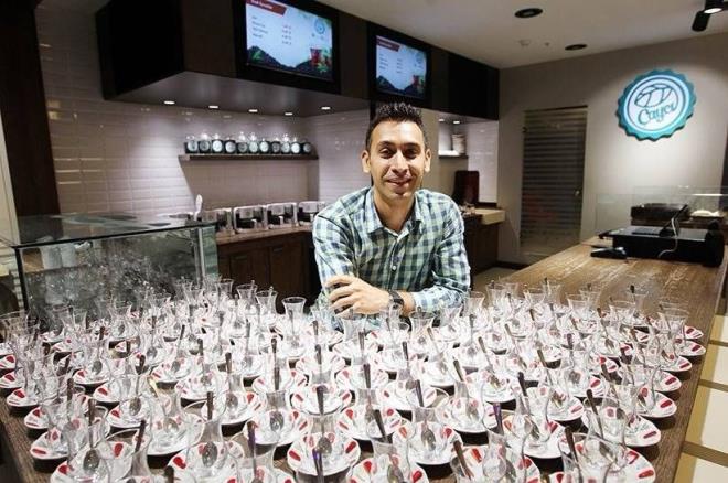 20- Veysel Berk (35), ayc, Paypad Kurucusu<p>    EveBiriLazm ve ayc gibi giriimlerin kurucusu Veysel Berk, gelitirdii yeni nesil bir sat ve deme sistemi olan PayPad ile byyor. iPad zerinden satlar ve iletmenin cirosunu anlk olarak grmeyi salayan PayPad imdiden 16 noktada bulunuyor. Bir yl iinde Trkiye&#8217;de 500 noktaya ulamay hedefleyen Berk, yeni giriimiyle yurtdna da almay planlyor.Trkiye&#8217;de 5OO noktaya ulamay planlayan Berk&#8217;in giriimi PayPad&#8217;in yurtdnda da yatrm almas iin almalar yrtyor. ayc markasyla ise Berk, 2021 ylna kadar 300 maazaya ulamay hedefliyor.