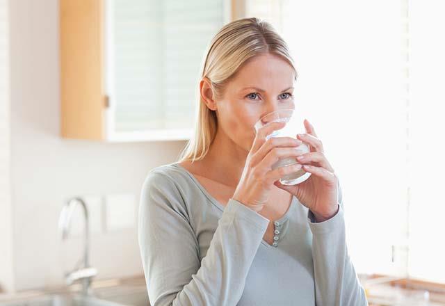 Barsak saln korur<p>      Sabahlar su imek lenf bezlerimizin ve barsak yolumuzun saln koruyarak ve kortizol deerlerimizi kontrol etmemize yardmc olarak bizi enfeksiyonlardan korur ve genel salmza katkda bulunur.