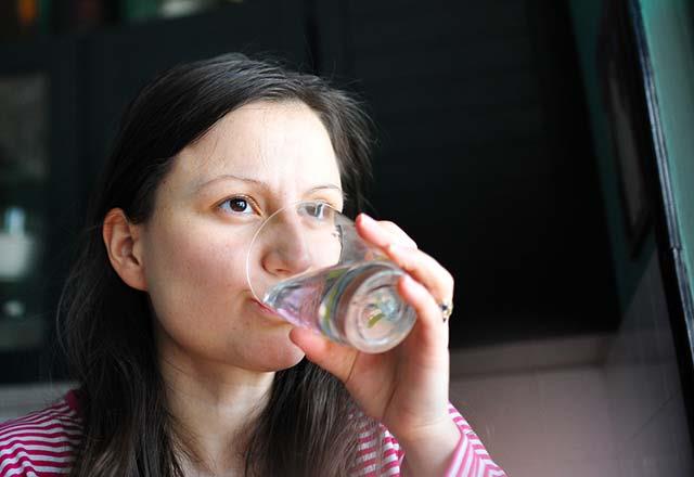 Gastriti tedavi eder <p>      Ayn zamanda a karnna iilen 3 bardak su midenizdeki asit dzeyini drmeye ve gastrite neden olan kramplar gidermeye yardmc olacaktr.