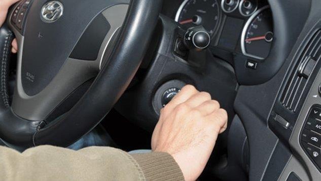 ok youn ve ilerlemeyen trafikte aracn motoru durdurulmal  ehir iinde dur kalk trafiinde yakt tketimi nemli oranda artar. zellikle duran ve hareket etmeyen trafikte motoru durdurarak yakt tketiminin nne geebilirsiniz. Ayrca geri sayma sisteminin bulunduu krmz klarda beklerken de konta kapatmalsnz. Ancak otomobil yoku aa inerken elektrik sistemi zarar grebilecei iin kontak kapatlmamal.