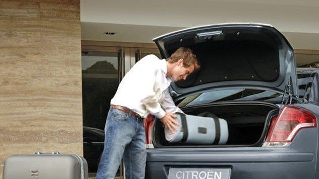 Arata gereksiz yk-eya bulundurulmamal  Arlk, otomobilin yakt tketimini direkt olarak arttrr. zellikle, metal takm antas, stepne, mzik sisteminin bas kutusu, kalite standartlarna uymayan ve sonradan taklan gereksiz aksesuarlar yakt tketimin artmasnda nemli rol oynar. Buna basit bir rnek verirsek; yolda yrrken elinizde bulunan 5-10 kg'lik yk sizin daha fazla yorulmanza neden olur. Arlk ne kadar azsa tketim o denli dktr.