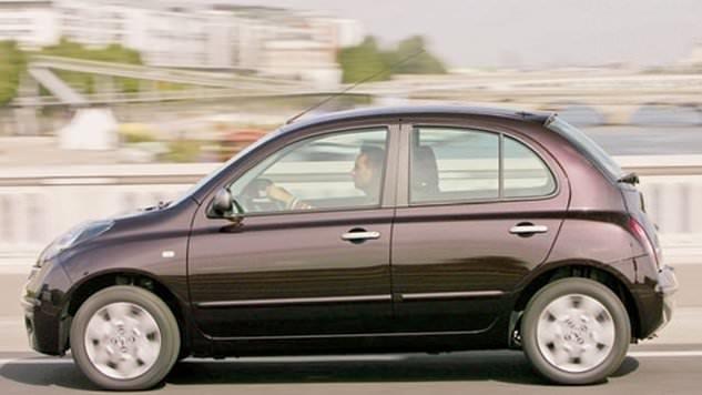 zellikle yksek hzda seyredilirken aracn camlar kapal tutulmal  Ara hzlandka, tekerlekte oluan yuvarlanma direnci de artar. Ayrca arac etkileyen rzgar direnci tat zerindeki hareket direnlerini arttrr. Tm bunlar yakt tketimini etkilerken bunlar reticilerin hesapladklar kuvvetlerdir. Ancak yksek hzlarda ak camdan ieri giren hava, otomobilin arln arttrrken gidiinde de ters kuvvetler oluturur. Bu da yakt tketiminin artmasna neden olur. zellikle ak kasal kamyon ve kamyonetler iin uzun yolda kasann zerine branda rtlmemesi de yakt tketimini ciddi oranda arttrr.