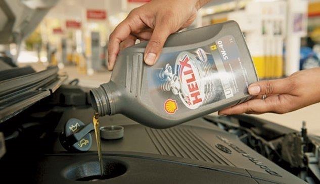 Arata mutlaka nerilen tipte motor ya kullanlmal  Her motorun kendine ait karakteristik zellikleri olduu iin motor yalar da kendi aralarnda gruplandrlr. Otomobil reticileri tarafndan belirlenen viskozite kodlar motor ya zelliklerini belirler. Bu kodlamaya 20W 50'yi rnek verirsek burada 20, dk alma scakln, 50 ise yksek alma scakln belirler. Viskozite, yksek slarda kalnlama salarken dk slarda ise pasif kalr. Her motor iin nerilen yan kullanlmas motorun anmasn hzlandrmamak ve yakt tketimini arttrmamak iin nemlidir.