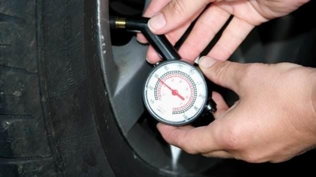 Lastiklerin hava basnc dzenli olarak kontrol edilmeli  Lastikler, otomobille zemin arasnda bir ba kurduu iin lastik hava basnc otomobilin sr zelliklerini belirleyen en nemli etkendir. zelikle dk hava basnc, lastiin yuvarlanma direncini arttrr. Dk hava ile dnmekte zorlanan lastikler, motorun almasn, direksiyon tepkilerini ve fren mesafesini uzatr. Dk hava basncna sahip lastikler; aktarma organlarn ve motoru zorlayarak, yakt tketimini yzde 20'ye varan oranlarda arttrr.