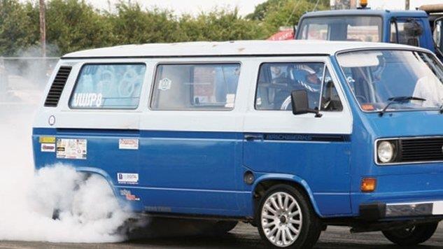 Ara makul bir hzda kullanlmal; ani fren ve hzlanmadan kanlmal  lk kalk annda motor, 1 gram havaya 1 gram yakt tketir ve bu kanlmazdr. Otomobilin ani kalklarnda motorun i srtnmeleri artacandan yanmam yaktn yanma odalarna gitmesi tketimi ciddi oranda arttrr. Ani hareketlenmeler, motorun dnda yryen aksam ve lastikleri de zorlayacandan yakt tketimi katlanarak artar.