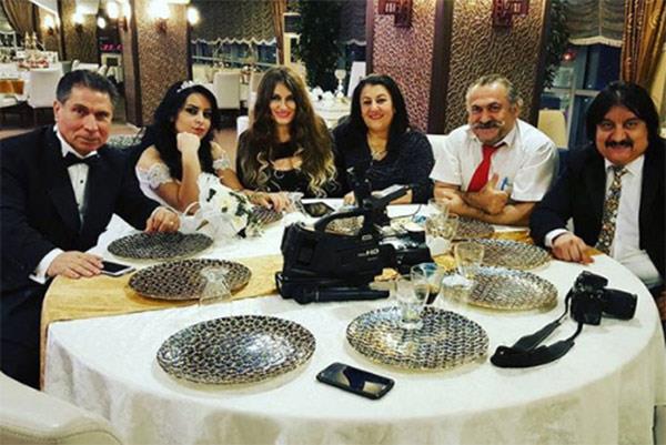 KIZINIZA ZN VERR MYDZNZ?<p>  Ahmet Arman'n iki kzndan sz aan Nihat Doan ' 35 yandaki kznz 75 yandaki bir adamla evlense ne derdiniz?' sorusunu sordu.