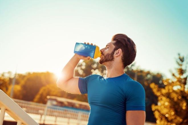 SU N  <p>  nk su, btn tabiatn itici gcdr. Salkl kalmak, salkla zayflamak iin gnde en az 1,5-2 litre su tketmeniz gerekir. 1,5-2 litre su ortalama bir miktar. deal olan ise kiinin su ihtiyacn iinde bulunduu duruma, mevcut hastalklarna, hava scaklna ve aktivite dzeyine gre ayarlamas. lk yapmanz gereken ey, yeterli su iip imediinizi kontrol etmek. Gnlk 8-10 bardak su imeye zen gsterin ve su imek iin susamay beklemeyin. drar renginizi de gzlemleyin. Koyu sar renkse yeterli miktarda su imiyorsunuz demektir.