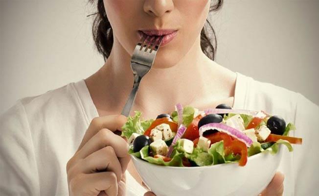 &#8220;NE YERSEM O OLURUM&#8221; MOTTOSUNA NANIN  <p>    Yemek tabanzn yarsndan fazlasnn sebze ile dolu olmasna dikkat edin. Gznz doyurmak iin renkli, bedeninizi doyurmak iin lifli ve ruhunuzu doyurmak iin keyif aldnz besinlere programnzda yer verirseniz baarya ulaabilirsiniz.