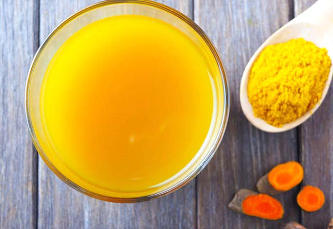 Toz edilmi 1 ay ka zerdeal kk bir kaba koyun. zerine 1 yemek ka szma zeytinya ve taze ekilmi eyrek ay ka karabiber koyup kartrn. 10 dk dinlendirin. Gnde 3 kez tketin. Salatalarn zerine, yourtla veya yemeklere ilave edilerek de kullanlabilir.