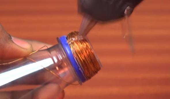 Ardndan tutkal kullanyoruz ve telin zerine sryoruz.