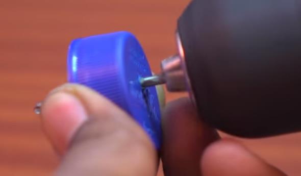 Ardndan matkapla kapan tam ortasndan delik ayoruz.