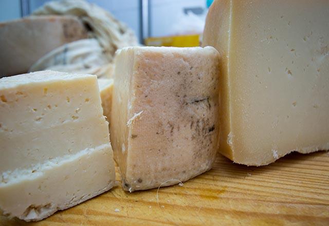 Yasz ve yal olmasna gre ierii az da olsa deise de kaar peyniri her anlamda beyaz peynire besinsel adan daha stndr. nk serum proteinleri kaar peynirinde mevcuttur