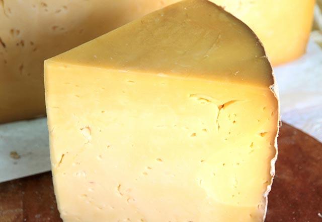 Besin deerleri asndan zengin olan ve kalsiyum kayna olan kaar peynirini her sabah kahvaltlarnzdan eksik etmemeye zen gstermelisiniz.