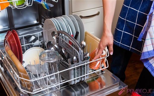 Bir bardak karbonat bulak makinesinin iine serpitirdikten sonra ksa programda makineyi altrn.