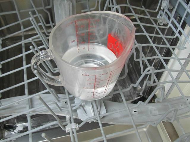 Bir bardan iine beyaz sirke doldurup bo bulak makinesinin st ekmecesine koyun. Ksa programda makineyi altrn. Her trl ya, kir ve koku kaybolacak.