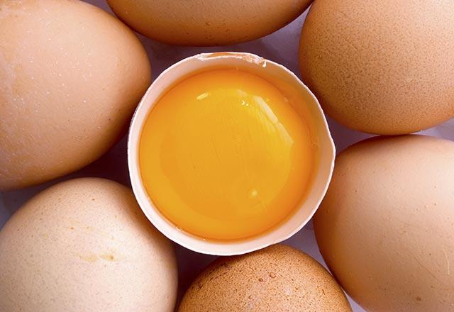 Ayn zamanda kas yapmak isteyenlerin yumurtay yanl tkettiine deinen Prof. Dr. Canan Karatay, yumurta ok haland zaman, yumurta kavrulduu zaman trans yalar meydana geldii iin tehlikelidir. ok haladmz zaman biliyorsunuz ki sarnn etrafnda yeil bir ey olur. te o artk yumurta deil zaten. Aznza attnzda dalr.