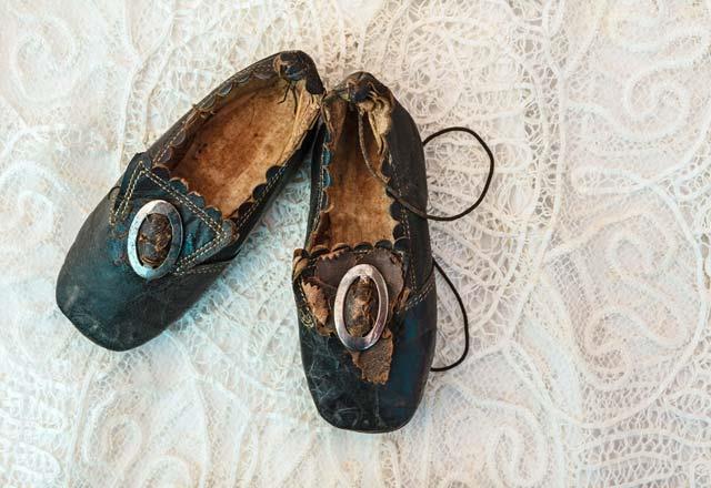 Eskiden atalarmz topraa ya plak ayakla basarlarm ya da ayakkab olarak hayvan derilerini kullanrlarm. Bu sayede ise vcutlarndaki elektrik potansiyeli dengelenir,  btn hcre ve dokulara fayda salayan elementler yerleirmi.