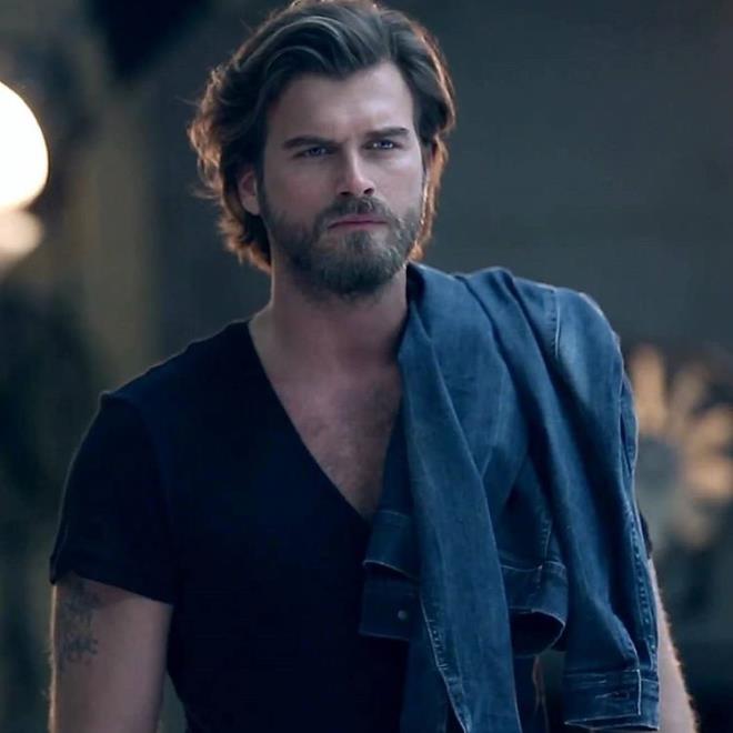 Kvan Tatltu, kendisinden tahsil ettii vergi borlarn yatrmayarak 3, 5 milyon TL zarara urattn iddia ettii eski muhasebecisi Erdal D. tarafndan dolandrld. Vergilerini zamannda demesine ramen byk bir borla kar karya kalan oyuncu Kvan Tatltu, savcla ikayette bulundu. Soruturma balatan savclk Erdal D.'nin ifadesini ald. Erdal D.'nin sulamalar kabul etmedii renildi. Bunun zerine Tatltu ifadeye arld. Akam&#8217;n haberine gre, oyuncunun nmzdeki hafta savcya ifade vermesi bekleniyor.