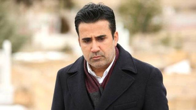 te yandan bu yl Trkiye'yi terk edeceini aklayan Emrah, genleme derdine girdi. 46 yanda olan Emrah, genlemek iin botoks yaptrnca ortalk kart. Kendisinden yaa kk ei Sibel Erdoan'a ayak uydurmak iin estetik yaptran arkcy grenler byk bir ok geirdi.