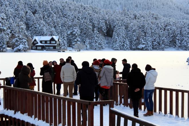 BOLU'nun doa harikas Glck Tabiat Park'nda gl buz tuttu. Karla kaplanan ormanlarla gln btnlemesi muhteem bir grnt oluturdu. Kent merkezine 13 kilometre uzaklkta bulunan am ormanlar arasnda sakl Glck, buz kesti. Tabiat parknda gece eksi 5 derece olarak llen hava nedeniyle gl yzeyinin tamam buzla kapland. 20 santim kar bulunan tabiat parknda gln de donmasyla kartpostallk grntler ortaya kt. Karla kapl am ormanlar ve donan gl ziyaretilerden youn ilgi grd. Ziyaretiler, gl evresinde bol bol fotoraf ekilip kartopu oynad.