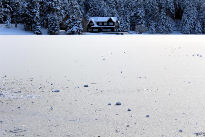 BOLU'nun doa harikas Glck Tabiat Park'nda gl buz tuttu. Karla kaplanan ormanlarla gln btnlemesi muhteem bir grnt oluturdu. Kent merkezine 13 kilometre uzaklkta bulunan am ormanlar arasnda sakl Glck, buz kesti. Tabiat parknda gece eksi 5 derece olarak llen hava nedeniyle gl yzeyinin tamam buzla kapland. 20 santim kar bulunan tabiat parknda gln de donmasyla kartpostallk grntler ortaya kt. Karla kapl am ormanlar ve donan gl ziyaretilerden youn ilgi grd. Ziyaretiler, gl evresinde bol bol fotoraf ekilip kartopu oynad.