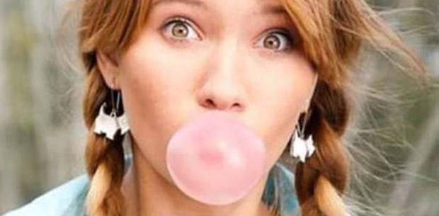 Yanl: Eer sakz yutarsanz mide ve barsaklarnza yapr.  <br>  Doru:  Hurafedir; Yaplan son aratrmalar sakzn temel maddesini oluturan kimyasallarn %50 sinden fazlasn vcudun tanmadn gsterdi. Dolaysyla vcut tanmad her maddeye yapt gibi dk ile atar.