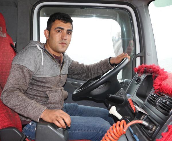 Cumhurbakan Erdoan, partisinin rnak'ta dn dzenledii AK Parti 6'nc Olaan l Kongresi'ne katlarak, partililere seslendi. Erdoan, konumasn tamamlayp, salondakilerle vedalarken platforma aniden biri kt. Koarak, Cumhurbakan Erdoan'n yanna gelip, sarlmak isteyen ve sahnede ksa sreli hareketlilie neden olan kiinin, TIR ofrl yapan Hseyin Demircan olduu renildi.