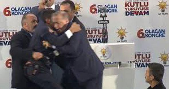 IRNAK'ta dzenlenen AK Parti 6'nc Olaan l Kongresi'nde, sahneye koup, Cumhurbakan Recep Tayyip Erdoan'a sarlmak isteyen gencin, ehit yakn Hseyin Demircan olduu ortaya kt. Cumhurbakan Erdoan'n evresinde koruma zaafiyeti mi var tartmas balatan olayn kahraman Demircan'n kamyon ofr olduu ve imdiye kadar ailesinden 13 kiinin ehit olduu renildi. Demircan, "Tek amacm, sevdals olduum Cumhurbakan'mza sarlmakt; ama sanrm yanl anlald. fadem alndktan sonra serbest brakldm" dedi.
