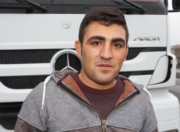 Ben, Cumhurbakan'mz ok seviyorum. Dn sahnedeyken kendisine sarlmak iin sahneye ktm; ama korumalar, yanl anlad ve beni sahneden indirdiler. Benim baka bir amacm yoktu, sadece sarlmak istedim.