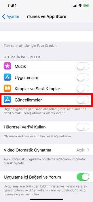 OTOMATK GNCELLEMEY KAPATIN    nceki srmlerde olduu gibi iOS 11, kullancnn ilerini kolaylatrmak iin arka planda ileri yrtyor. rnein arka planda uygulamalar otomatik olarak gnceller.    Fakat arka planda yaplan uygulama gncellemesi hem ilemciyi hem de pilin belirli bir ksmn kullanan bir ilemdir. Bu zellii devre d brakabilir ve uygulamalarnz App Store araclyla kendiniz gncelleyebilirsiniz.    Bunun iin Ayarlar>iTunes ve App Store mensne girin. Otomatik ndirme bal altnda bulunan Gncellemeler seeneini kapatn. Dier  seenek ise yaptnz tm uygulama indirme ve satn alma ilemlerini otomatik olarak dier cihazlarnz arasnda senkronize eder. Onlar da kapatmanz daha iyi olacaktr.