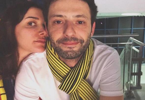 Alg Eke sevgilisi nan Ula Torun ile gizlice nikah masasna oturdu. Sade bir trenle evlenen ift balay iin Ege sahillerini tercih etti.