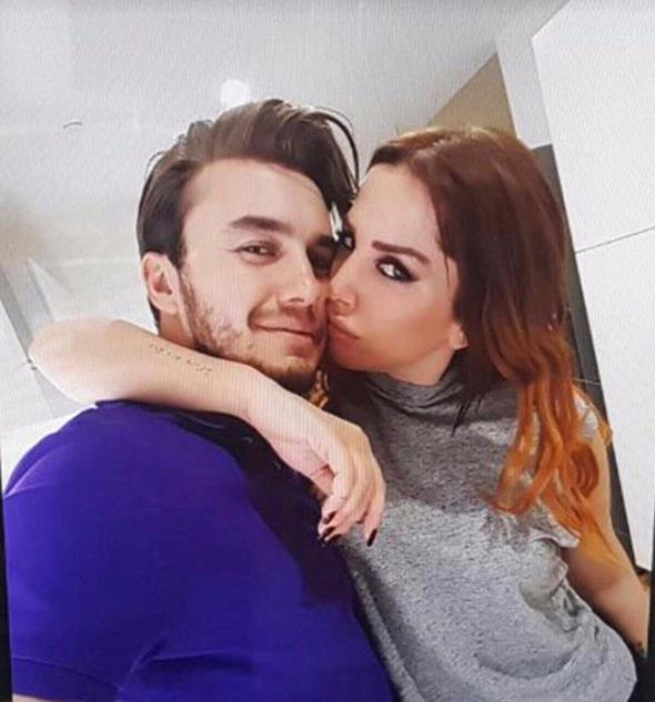 Selin mer ve Mustafa Ceceli temmuz aynda sadece aile yelerinin ve ok yaknlarn katld gizli bir nikahla evlendi. ift grnt vermemek iin zel nlemler ald.