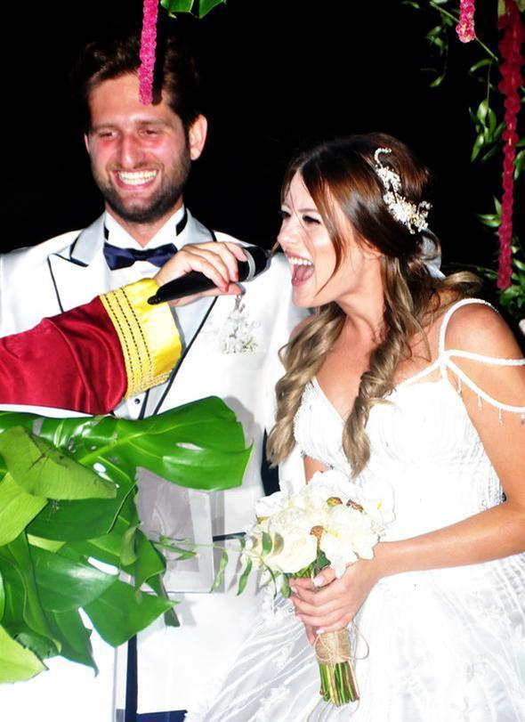 Gizem Karaca, 'Gzel Kyl' dizisinin ekimlerdinde tant i adam sevgilisi Kemal Ekmeki ile Nikki Beach&#8217;te nikah masasna oturdu. Dne 750 kii katld.