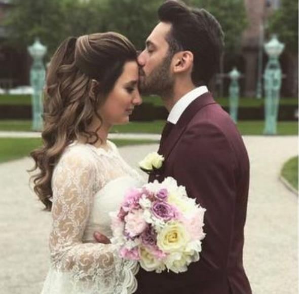 Yldz futbolcu Hakan alhanolu, ocukluk ak Sinem Gndodu ile dnyaevine girdi. ift dn iin alhanolu'nun doup byd Almanya'y tercih ettiler.