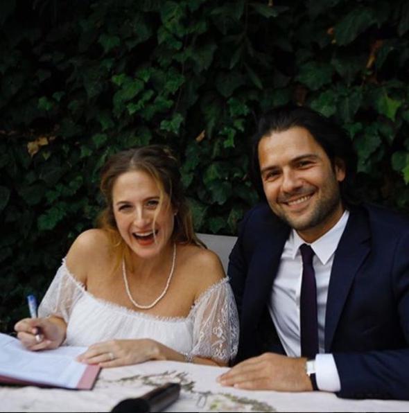 Uzun sre birliktelik yaayan Canan Ergder ve Kenan Ece evlendi. ift aile arasnda dzenlenen bir trenle nikah masasna oturdu.