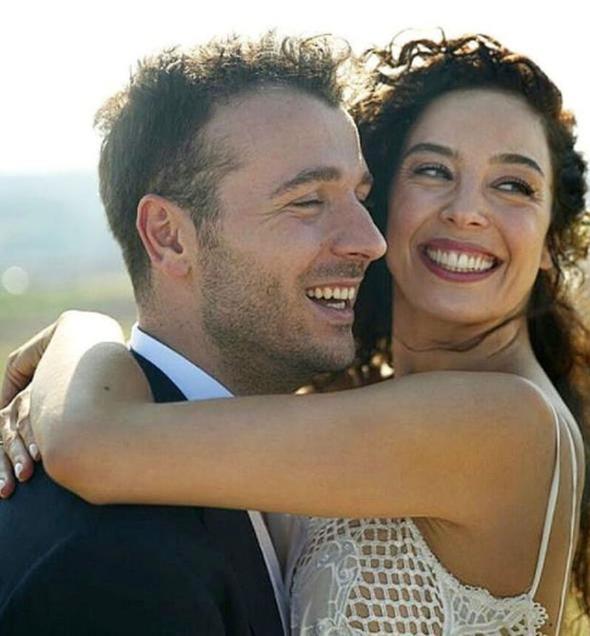 Azra Akn 4 yldr birliktelik yaad Atakan Koru ile Edirne&#8217;nin Kean lesi'nde hayatn birletirdi. Azra Akn, Cemil peki imzas tayan bir gelinlik giydi. Dne Akn'n danslar damga vurdu.