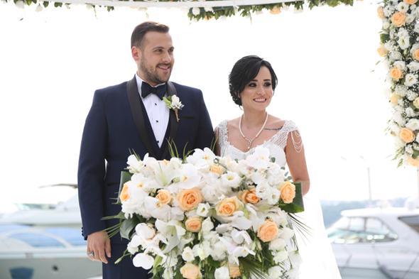 mit Erdim, ylba gecesi sosyal medya araclyla evlenme teklifi ettii sevgilisi Seda nar&#8217;la Beykoz Kundura Fabrikas&#8217;nda nikh masasna oturdu. Dne iftin ailesinin yan sra Derya ensoy, Ahmet Kural, Aelya Akkoyun, Gkhan Keser gibi isimler de katld.