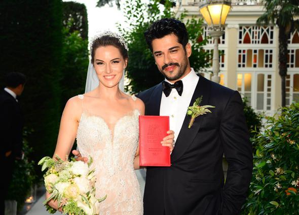 3,5 yldr birliktelik yaan Fahriye Evcen ve Burak zivit bu yl hayatlarn birletirerek mutlu sona ulat. iftin dn trenine sanat, spor ve i dnyasndan bir ok nl isim katld. Ancak iftin dnnden ok Evcen'in giydii gelinliin Neslihan Atagl'n gelinii ile benzerlii konuuldu.