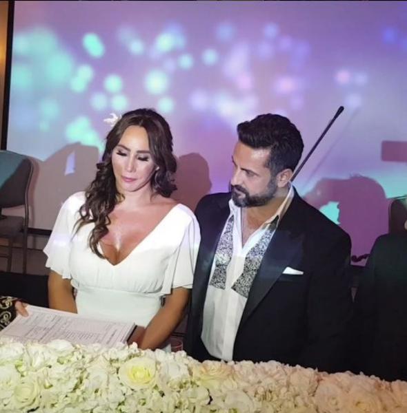 Asena 3 yldr ak yaad sevgilisi Hasan Dere ile bu yl nikah masasn oturdu. Dn Shangri-La Bosphorus Hotel'de iftin ailelerinin ve yakn dostlarnn katlmyla gerekleti.
