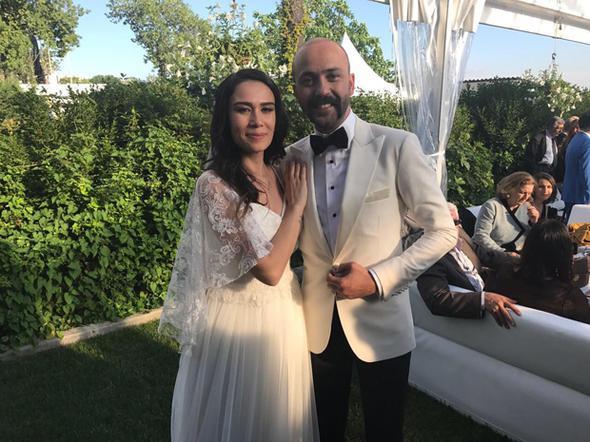Oyuncu Sarp Akkaya, Sinem Yalnkaya ile Beykoz Kundura Fabrikas&#8217;nda evlendi. Akkaya, sevgilisine Fenerbahe&#8217;nin Olympiakos ile oynad Eurolig basketbol manda evlenme teklif etmiti. nl isimler ifti mutlu gnlerinde yalnz brakmad.