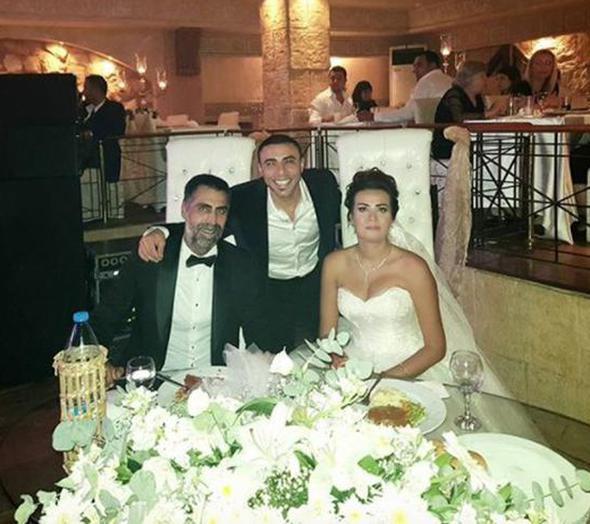 &#8216;Kurtlar Vadisi&#8217;ndeki &#8216;Abdlhey&#8217; rolyle adn geni kitlelere duyuran Kenan oban bu yl ikinci kez nikah masasna oturdu. nl oyuncu, bir sredir birlikte olduu sevgilisi ile Cadde Rakkas'ta dzenlenen trenle dnyaevine girdi. Gecenin fotoraflar davetliler tarafndan sosyal medyada paylald.