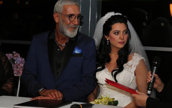 Oyuncu Cem zer bu yl 5. kez nikah masasna oturdu. zer uzun sredir birlikte olduu senarist Pnar Dura ile evlendi.