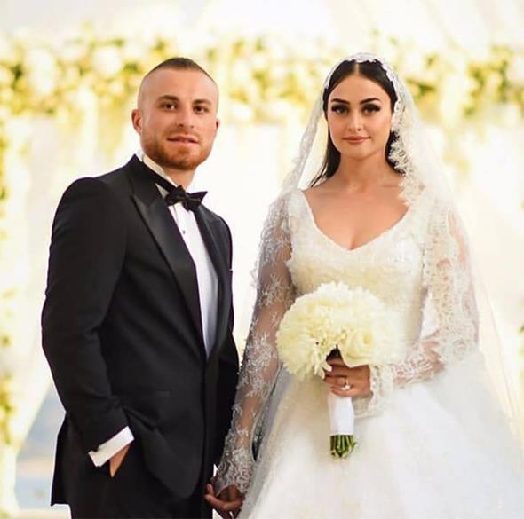 Beikta'ta top koturan Gkhan Tre, oyuncu Esra Bilgi ile Sait Halim Paa Yals&#8217;nda dnyaevine girdi. Nikah treninde Cumhurbakan Recep Tayyip Erdoan ahitlik yapt.