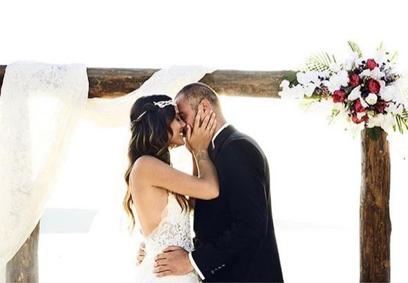 Nilay Deniz, grnt ynetmeni Erin Karabulut ile zmir'de evlendi. ift kr dn yapmay tercih etti.