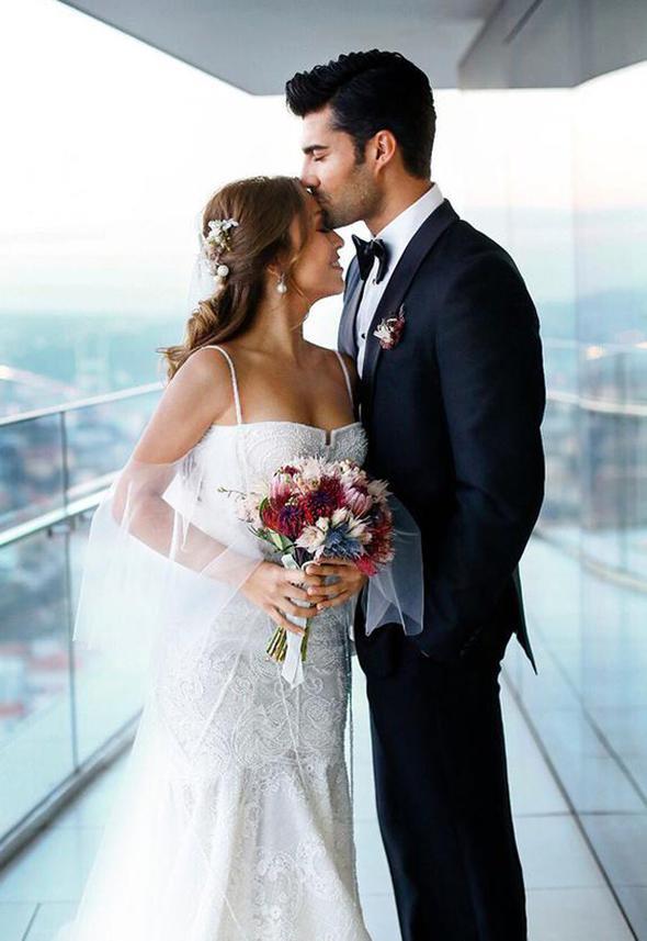 'Ezel' dizisiyle nlenen oyuncu smail Filiz uzun zamandr birlikte olduu sevgilisi Nurana Bagiyeva ile mutlu sona ulat. Etiler Fenix&#8217;de evlenen iftin dnne aile dostlar ve yakn arkadalar katld.