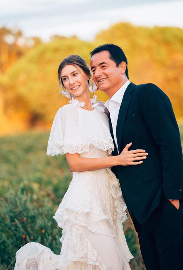 Bu yln en ok konuulan dnlerinden biri eyma Suba ve Acun Ilcal'nn dnyd. ift Fransa&#8217;nn sahil kasabas St.Tropez&#8217;de 250 kiinin katld trenle dnyaevine girdi. Nikah ahitliini Esat Yontun ve Kbra Suba stlendi.