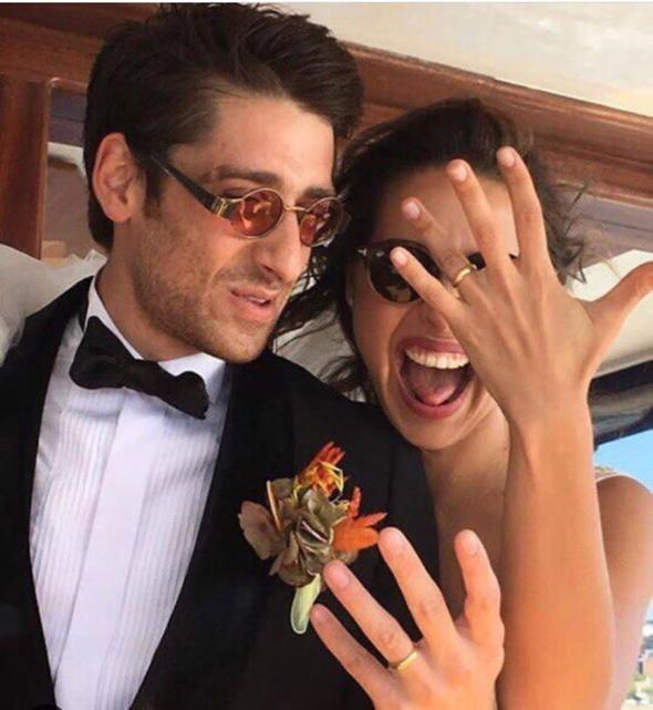 Bora Akka ve Seda Trkmen Beykoz Kundura Fabrikas'nda gerekleen dnle evlendi.Oyuncu ift fabrikaya deniz yoluyla geldi. Dne yaklak 200 kii katld.