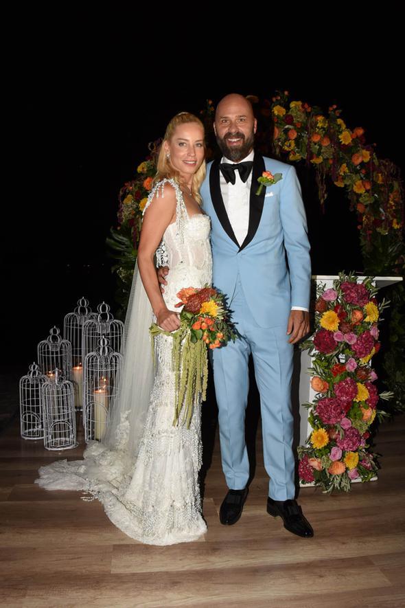 Acun Medya Genel Koordinatr Esat Yontun, Hande Glen ile dnyaevine girdi. Yontun'un nikah ahitliini Acun Ilcal yapt. Fatih Terim, Murat Boz, Hadise, Alp Kran ve Eser Yenenler'in de aralarnda bulunduu ok sayda nl isim Gcek Rixos'da gerekleen dne akn etti.